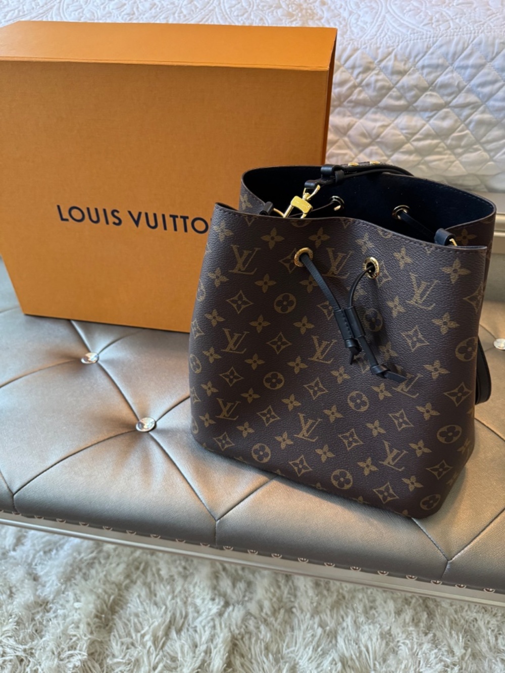 Louis Vuitton (LV) NéoNoé MM Handbag - Picture 7 of 14